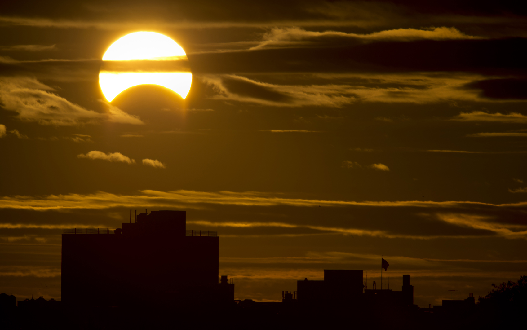 Eclipse solar foi visto neste domingo em Nova York, nos Estados Unidos.