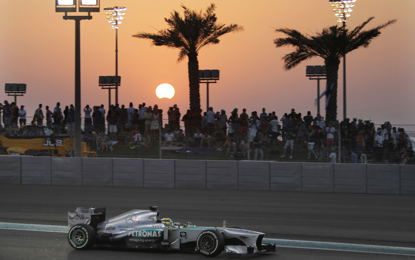 Eclipse solar foi visto neste domingo durante o Abu Dhabi Formula One Grand Prix, que aconteceu na Yas Marina, em Abu Dhabi, nos Emirados Árabes