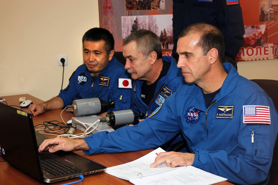 Da esquerda para a direita: o japonês Koichi Wakata, o russo Mikhail Tyurin e o norte-americano Rick Mastracchio (Foto: STR/AFP)