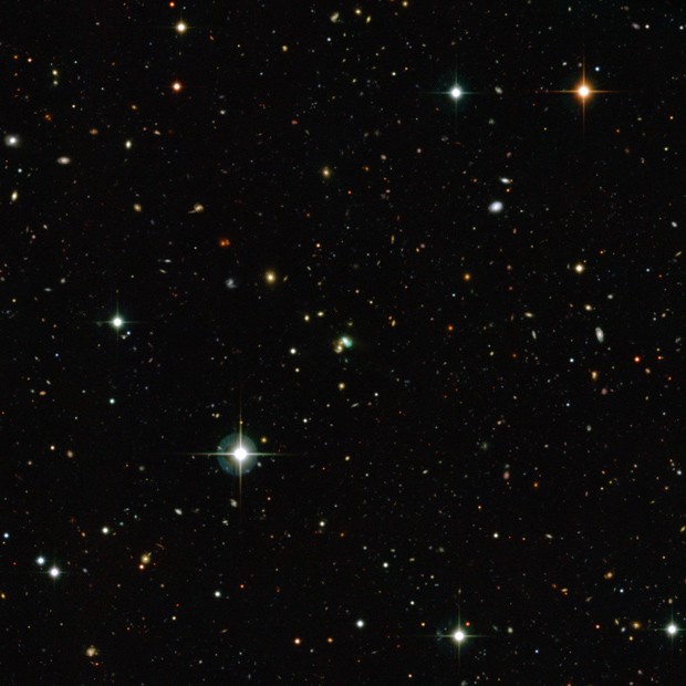 Milhares de galáxias vistas por telescópio do Observatório Europeu do Sul (ESO). Segundo cientistas americanos, o Universo foi semeado por ferro há 10 bilhões de anos (Foto:  M. Schirmer/ESO/AFP)