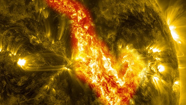 Imagem da Nasa feita entre os dias 29 e 30 de setembro mostra erupção solar (Foto: Nasa/AFP)