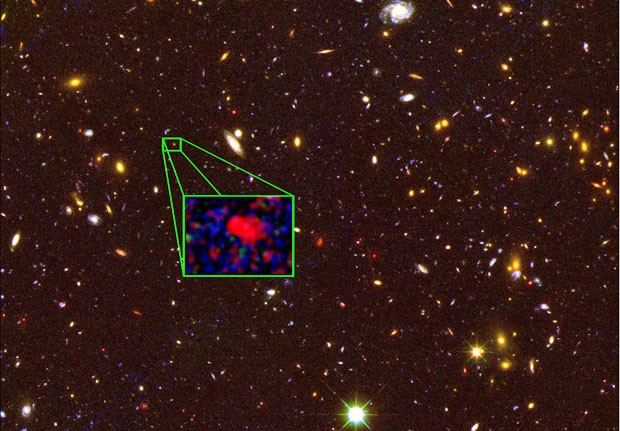 Detalhe em imagem feita pelo telescópio Hubble mostra nova galáxia batizada z8_GND_5296 (Foto: HST/Nasa/Nature)