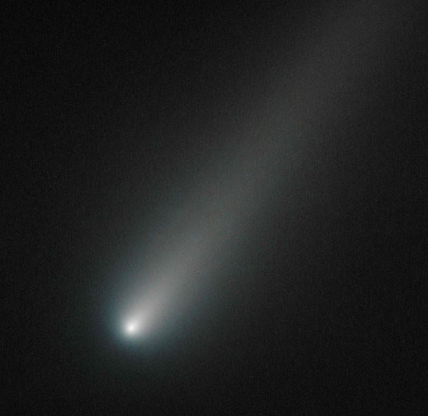 Imagem captada pelo tescópio Hubble, da agência espacial americana (Nasa), mostra o cometa Ison. Cientistas de todo mundo seguem na expectativa para a passagem do corpo celeste próxima ao Sol, prevista para acontecer em 28 de novembro deste ano. Algumas previsões alegam que o cometa pode se desintegrar quando isso acontecer, já que seu núcleo seria gelado e frágil. (Foto: Nasa/ESA/Reuters)