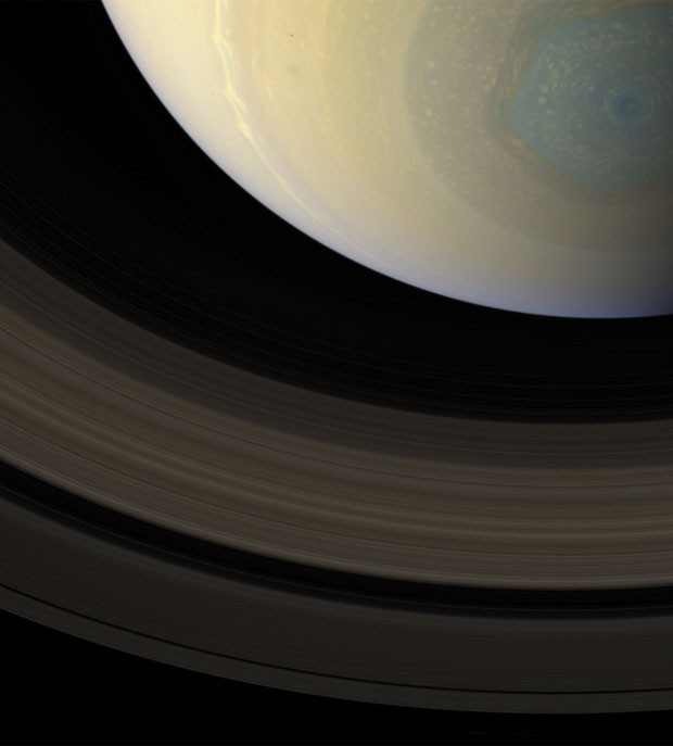 Imagem colorida mostra tempestade hexagonal em Saturno (Foto: NASA / JPL / SSI / Editado por  Val Klavans)