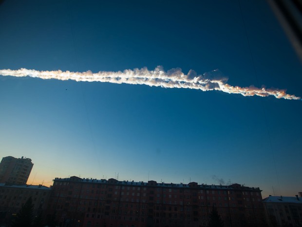 Trilha de um meteorito é visto em Chelyabinsk, na Rússia, nesta sexta (15). O meteorito se desintegrou numa enorme onda de choque explosão, que quebrou vidros e deixou quase mil feridos, segundo as autoridades (Foto: AP/Chelyabinsk.ru)