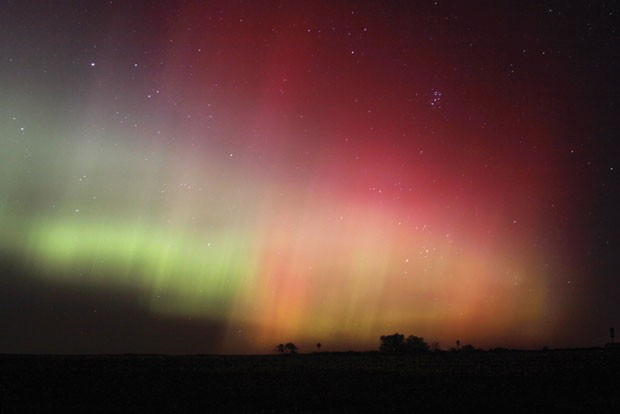 Imagem mostra as luzes do norte, nome popular dado à aurora boreal, sobre a região de Havre, no Estado de Montana, nos Estados Unidos (Foto: Havre Daily News/Lindsay Brown/AP)