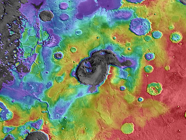 Imagem em infravermelho mostra o supervulcão Eden Patera, um exemplo típico do que pode ter sido o passado de Marte. Cratera tem cerca de 70 km de largura em sua maior dimensão e 1,8 km de profundidade (Foto: Nasa/JPL/GSFC/Arizona State University     )