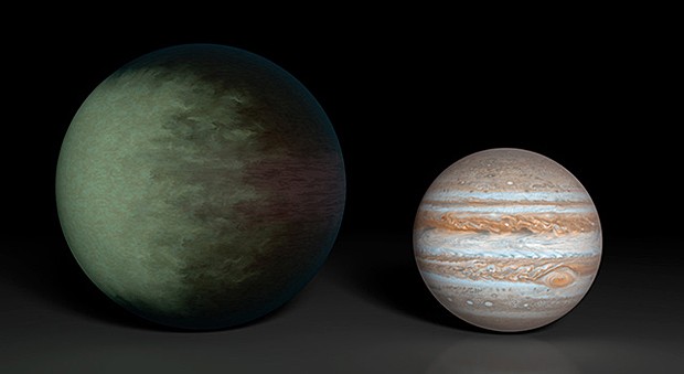 Exoplaneta Kepler-7b (à esq.), que tem 3 vezes o diâmetro de Júpiter (dir.), é o primeiro planeta fora do Sistema Solar a ter suas nuvens mapeadas (Foto: Nasa/JPL-Caltech/MIT)