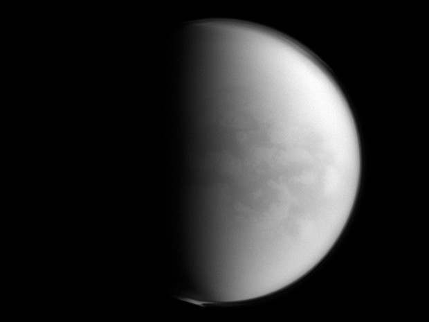 Sonda Cassini identificou presença de ingrediente plástico na atmosfera de Titã. Esta é a primeira vez que o produto químico é encontrado fora da Terra (Foto: Nasa/AP)