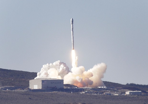Foguete SpaceX Falcon 9 foi lançado neste domingo (29) no estado da Califórnia. (Foto: AP Photo/The Times, Daniel Dreifuss)