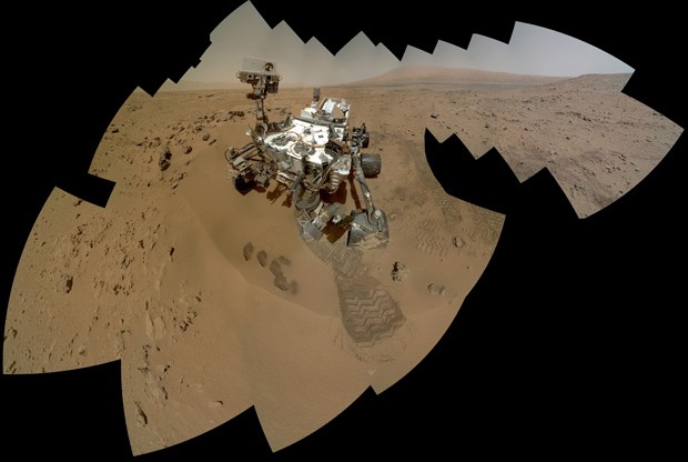 Este é um mosaico formado pelas imagens adquiridas pelo Curiosity em seu 85º dia em Marte; marcas de escavação mostram local de onde amostras foram retiradas para análise. (Foto:  NASA/JPL-Caltech/Malin Space Science Systems)