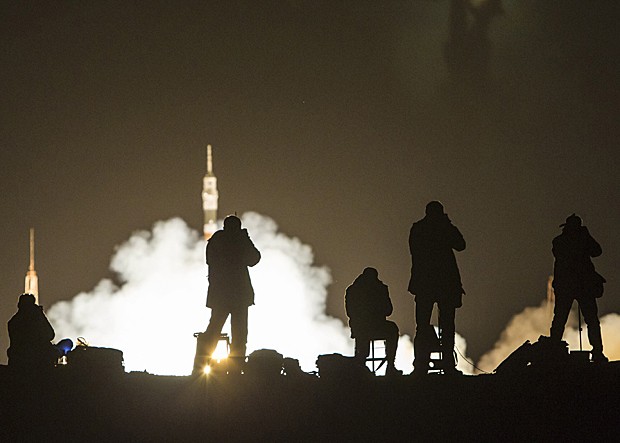 Trio deve passar cinco meses e meio no espaço, onde fará experimentos científicos (Foto: Shamil Zhumatov/Reuters)