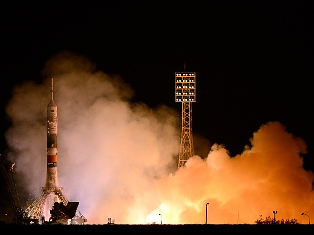 Soyuz levará o americano Michael Hopkins e os russos Oleg Kotov e Sergey Ryazanskiy para a ISS (Foto: Vasily Maximov/AFP)