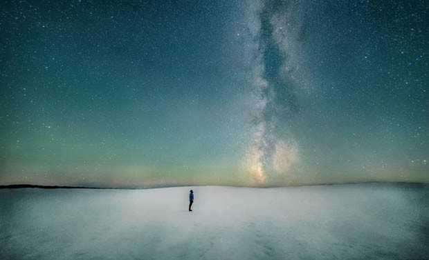 Aparecendo como uma coluna de fumaça subindo do horizonte, uma faixa escura de poeira marca o plano da Via Láctea nesta imagem que ficou em segundo lugar na categoria Pessoas e Espaço, feita por Ben Canales (Foto: Ben Canales)