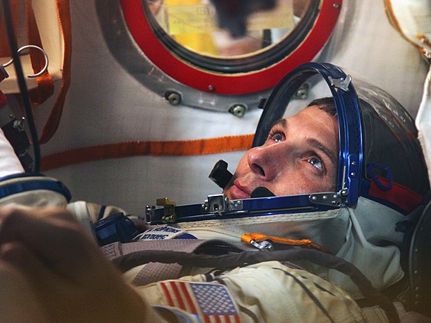 Astronauta Michael Hopkins, que irá à ISS no dia 26, participou de treinamento no cosmódromo de Baikonur no sábado (14) (Foto: STR/AFP)