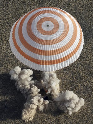 Tripulantes da Soyuz voltam à Terra após 5 meses em missão (Foto: Reuters)