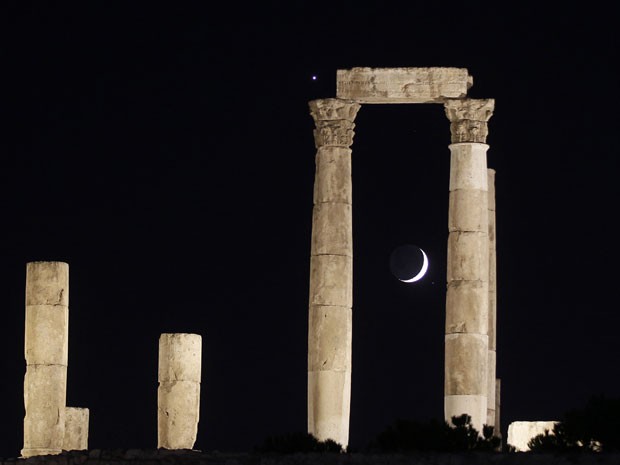 Em Amã, na Jordânia, a lua e Vênus podem ser vistos atrás das colunas romanas do Templo de Hércules (Foto: Muhammad Hamed/Reuters)