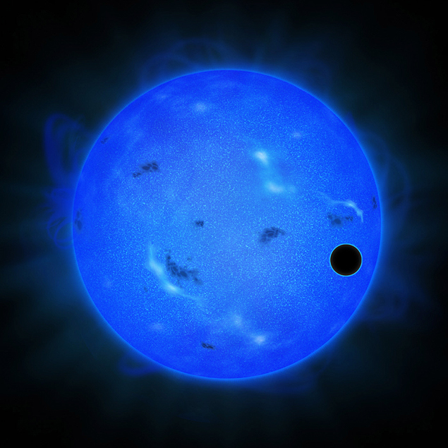 Concepção artística da estrela Gliese 1214, em azul, com o planeta GJ 1214b passando à sua frente, em preto