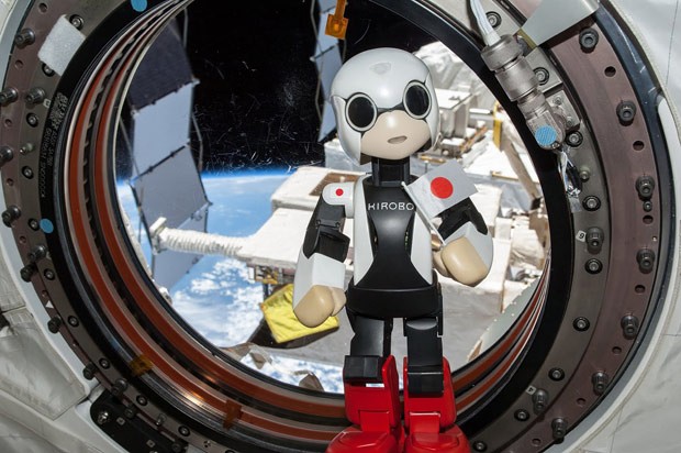 Kirobo, robô astronauta japonês, 'posa' para foto em Estação Espacial Internacional (ISS). (Foto: AFP Photo)