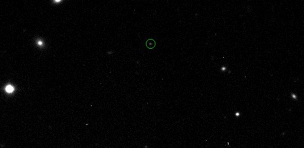 Astrônomos canadenses identificaram o troiano 2011 QF99 (circulado em verde) 'preso' à órbita de Urano por acaso, enquanto o grupo pesquisava imagens do Sistema Solar feitas nos dois últimos anos