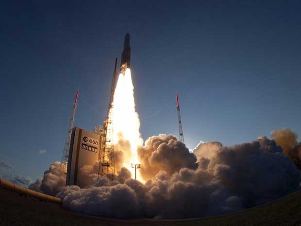 Foguete Ariane-5 decola para levar para a órbita da Terra o satélite de comunicação GSAT-7, da Índia. (Foto: JM Guillon / ESA CNES ARIANESPACE / Via AFP Photo)