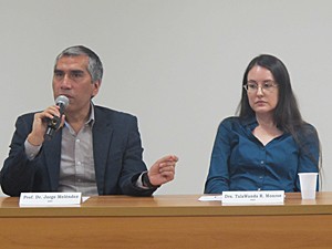 Os autores Jorge Meléndez e TalaWanda Monroe, da USP (Foto: Luna D'Alama/G1)