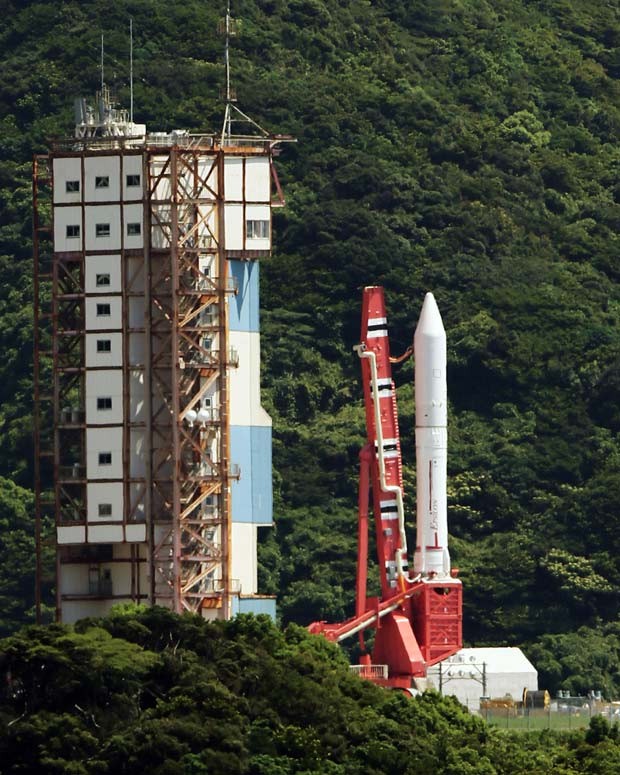 O foguete Epsilon na plataforma de lançamento na cidade de Kimotsuko; o lançamento foi adiado por tempo indeterminado.  (Foto: AFP Photo/Jiji Press Japan)