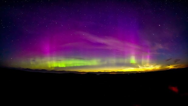 Filmagem captava nuvens noctilucentes quando aurora boreal apareceu, formando um espetáculo de luz. (Foto: BBC)