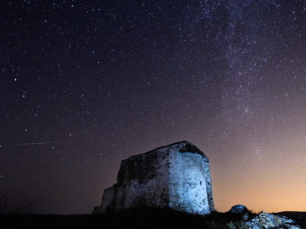 Meteoro Perseida cruza o céu de Potsurnentsi, na Bulgária (Foto: Dimitar Dilkoff/AFP)