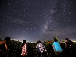 Jovens observam o céu perto de Yangon, Mianmar, para ver meteoros na segunda (12) (Foto: Ye Aung Thu/AFP)