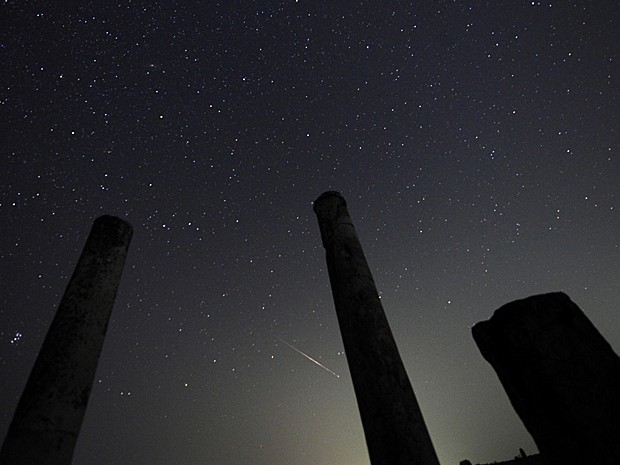 Meteoros também foram vistos no sítio arqueológico Stobi, na Macedônia, que foi a maior cidade do norte dessa província romana e, mais tarde, capital (Foto: Ognen Teofilovski/Reuters)