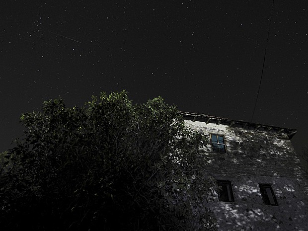 Imagem de longa exposição mostra meteoro na aldeia de Kozle, a sudeste de Skopje, na Macedônia, no início desta terça (13) (Foto: Boris Grdanoski/AP)
