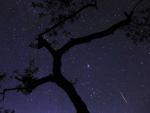 Chuva de meteoros associados ao cometa Swift-Tuttle, ou ?perseidas?, pôde ser vista na região central da Grécia, na madrugada deste sábado (10). Os meteoros queimam na atmosfera da Terra. O fenômeno ocorre entre julho e agosto, e é visto a partir da const (Foto: Petros Giannakouris / AP Photo)