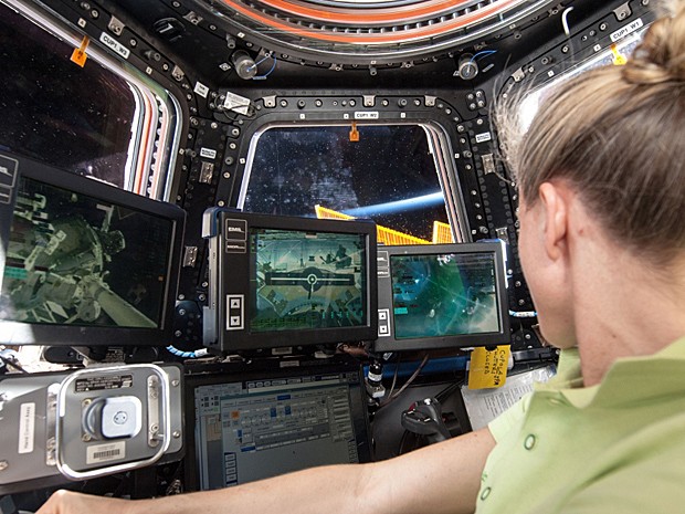 Na estação de trabalho robótica da ISS, a astronauta Karen Nyberg, participa da atividade de preparação para atracação do veículo Kounotori 4 (Foto: Nasa)