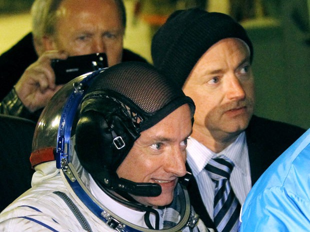 Os astronautas gêmeos americanos Scott (à esq.) e Mark Kelly pouco antes do lançamento da nave russa Soyuz, em outubro de 2010, em Baikonur, no Cazaquistão (Foto: AP)