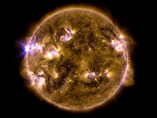 Fusão de duas imagens feitas pelo Observatório de Dinâmica Solar da Nasa mostra uma erupção solar ocorrida no domingo (12). Cientistas disseram que a erupção foi a mais forte registrada até o momento em 2013, e ocorreu na face mais distante da Terra. (Foto: AP/Observatório de Dinâmica Solar da Nasa)