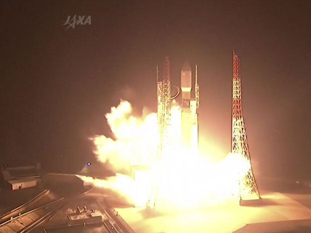 Imagem retirada de vídeo mostra o foguete H-IIB sendo lançado no Japão neste domingo (4) (Foto: JAXA via vídeo/ AP)