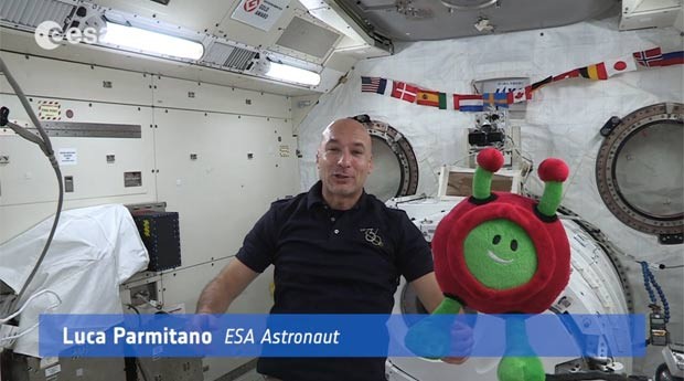 Agência Espacial Europeia divulga vídeo de astronauta Luca Parmitano apresentando o mascote Praxi (Foto: Cortesia/Agência Espacial Europeia (ESA))