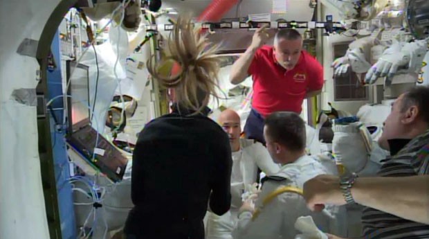 Após o incidente, astronautas da ISS debatem o problema ocorrido com o traje espacial de Luca Parmitano (Foto: Nasa/AP Photo)