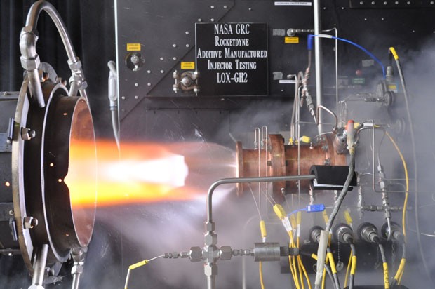 Construído por impressora 3D, injetor de foguete movido a oxigênio líquido passa pelo teste de calor no centro de pesquisa da Nasa, em Cleveland (Foto: Divulgação/Nasa)