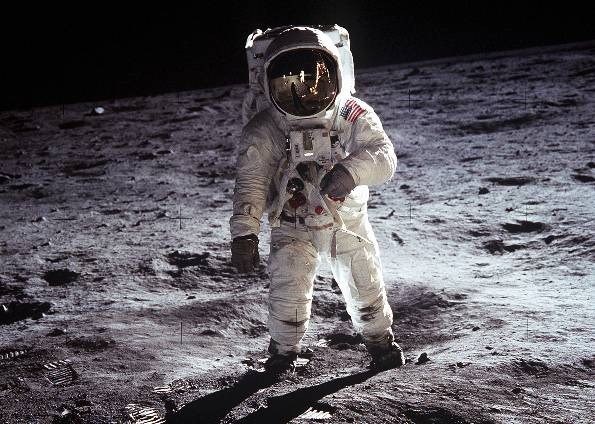 O astronauta Edwin &quot;Buzz&quot; Aldrin na Lua, com Neil Armstrong refletido em seu visor. Os dois, além de Michael Collins, foram os primeiros homens a pousar na Lua, em 1969 (Foto: Divulgação/Nasa)