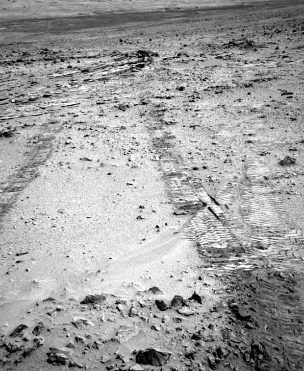 O jipe Curiosity fotografou, nesta terça-feira (9), seus rastros deixados em Marte ao sair do último alvo examinado pelo robô (Foto: HO / NASA / AFP)