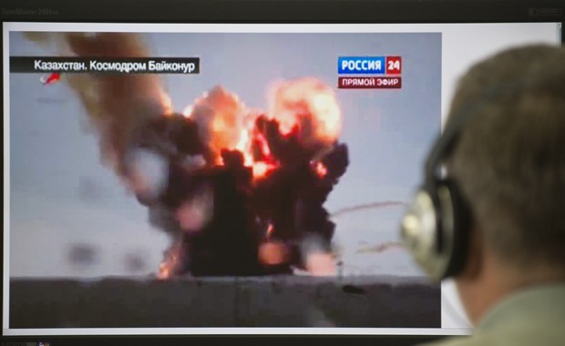 Técnico observa explosão de foguete russo (Foto: STR/AFP)