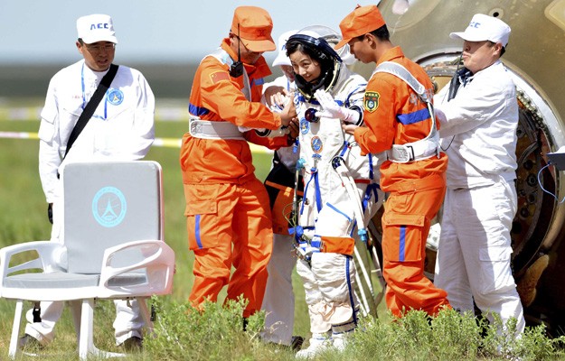 A primeira astronauta chinesa enviada ao espaço foi Liu Yang, sai da cápsula Shenzhou-10. (Foto: Xinhua,Ren Junchua/AP)
