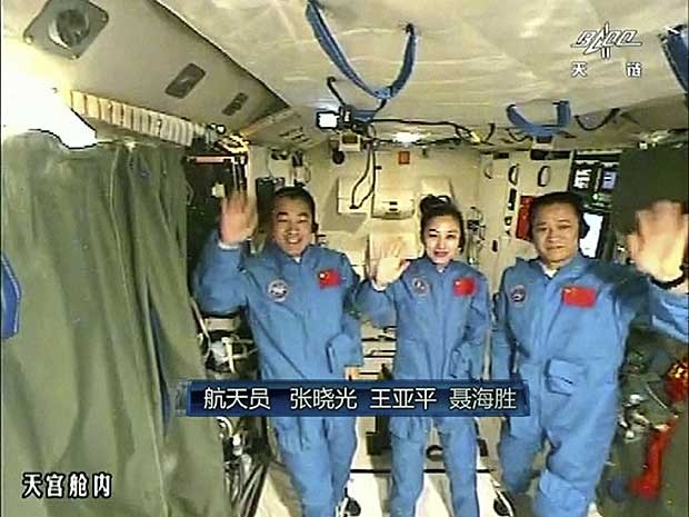 A bordo da nave Shenzhou X estão, além de Wang, os astronautas Zhang Xiaoguang e Nie Haisheng, o comandante de voo. (Foto: CCTV / AP Photo)