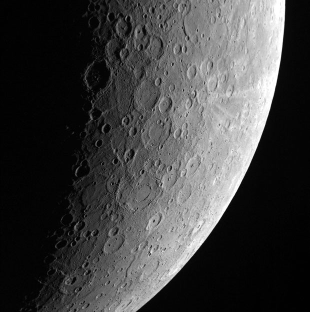 Imagem da superfície de Mercúrio feita pela sonda Messenger. A imagem foi liberada pela Nasa nesta sexta-feira (14) (Foto: Johns Hopkins University Applied Physics Laboratory/Carnegie Institution of Washington/Nasa/Reuters)
