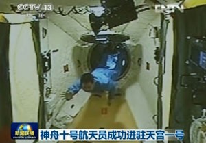 Astronauta Nie Haisheng entra no laboratório Tiangong-1 cerca de três horas após o acoplamento automático da Shenzhou-10, nesta quinta-feira (13) (Foto: AFP)