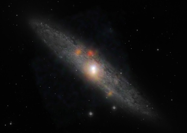 Galáxia NGC 253, que possui um buraco negro 'hibernando' em seu centro (Foto: Divulgação/Nasa/JPL-Caltech/JHU)