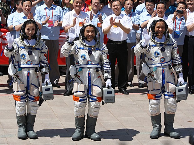 Da esq., astronautas Wang Yaping, Zhang Xiaoguang e o comandante da missão Nie Haisheng antes da decolagem (Foto: China Out/AFP )