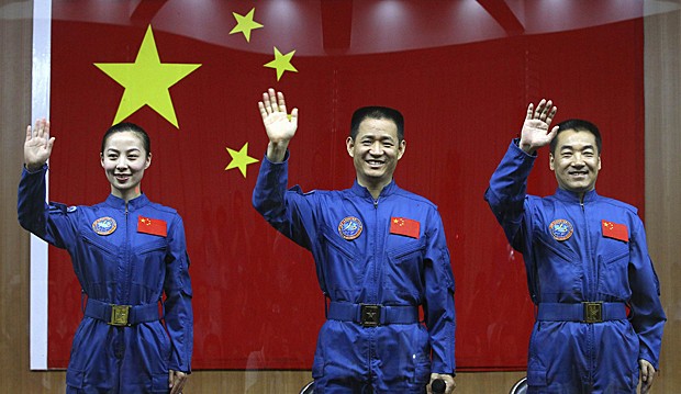 Tripulação do módulo Shenzhou-10 inclui Wang Yaping, Nie Haisheng e Zhang Xiaoguang, que participaram de coletiva de imprensa em Jiuquan, no nordeste do país, nesta segunda-feira (10) (Foto: China Daily/Reuters)